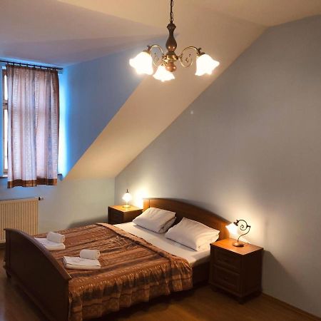 Hotel Derby การ์โลวีวารี ภายนอก รูปภาพ