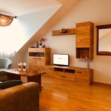 Hotel Derby การ์โลวีวารี ภายนอก รูปภาพ