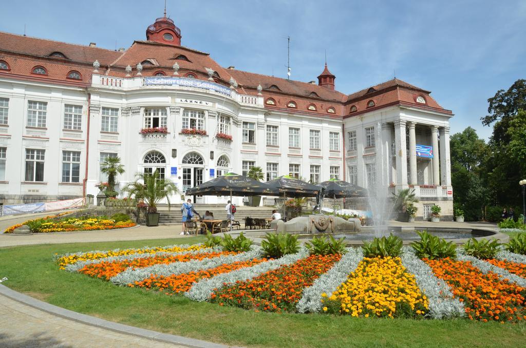 Hotel Derby การ์โลวีวารี ภายนอก รูปภาพ