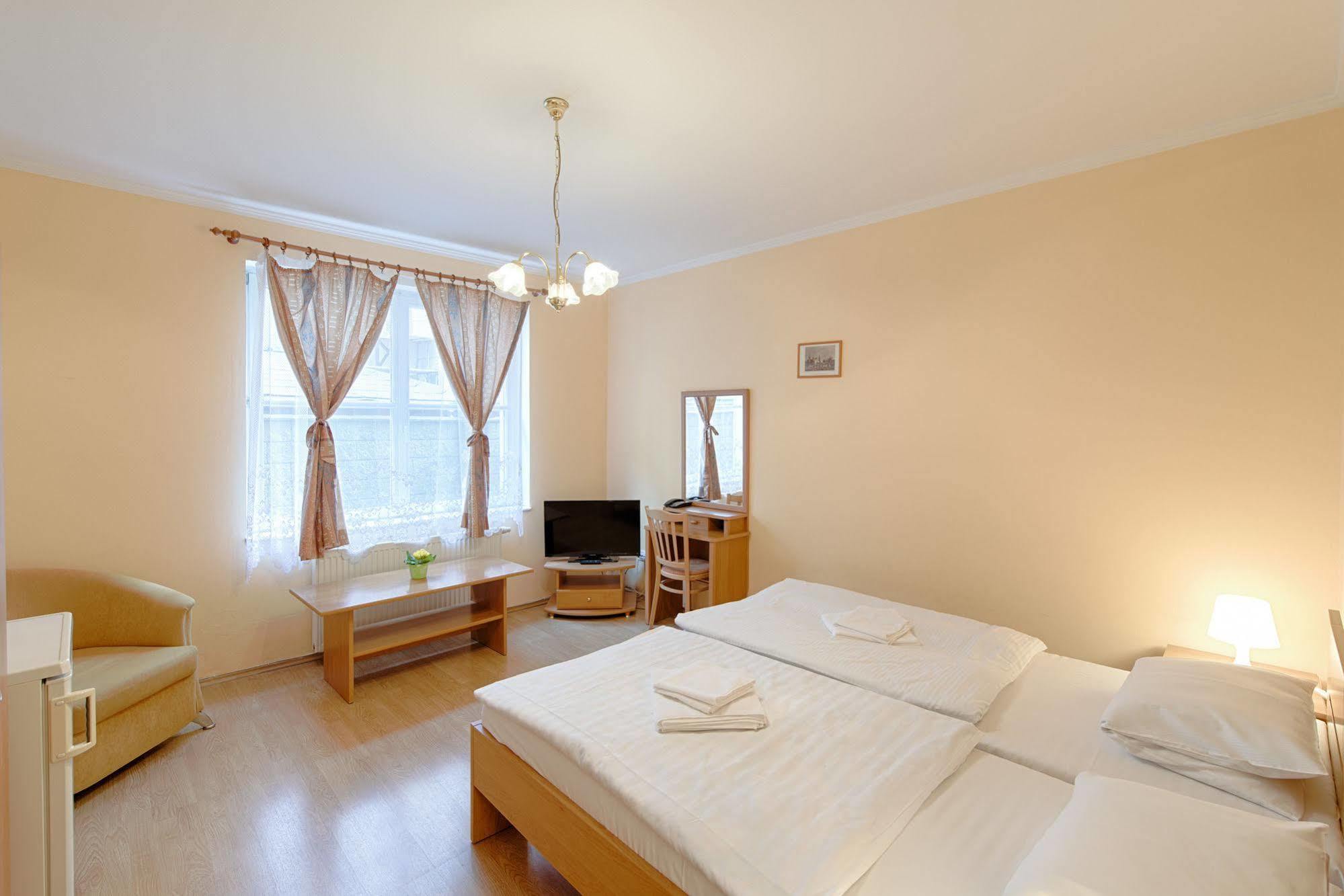 Hotel Derby การ์โลวีวารี ภายนอก รูปภาพ