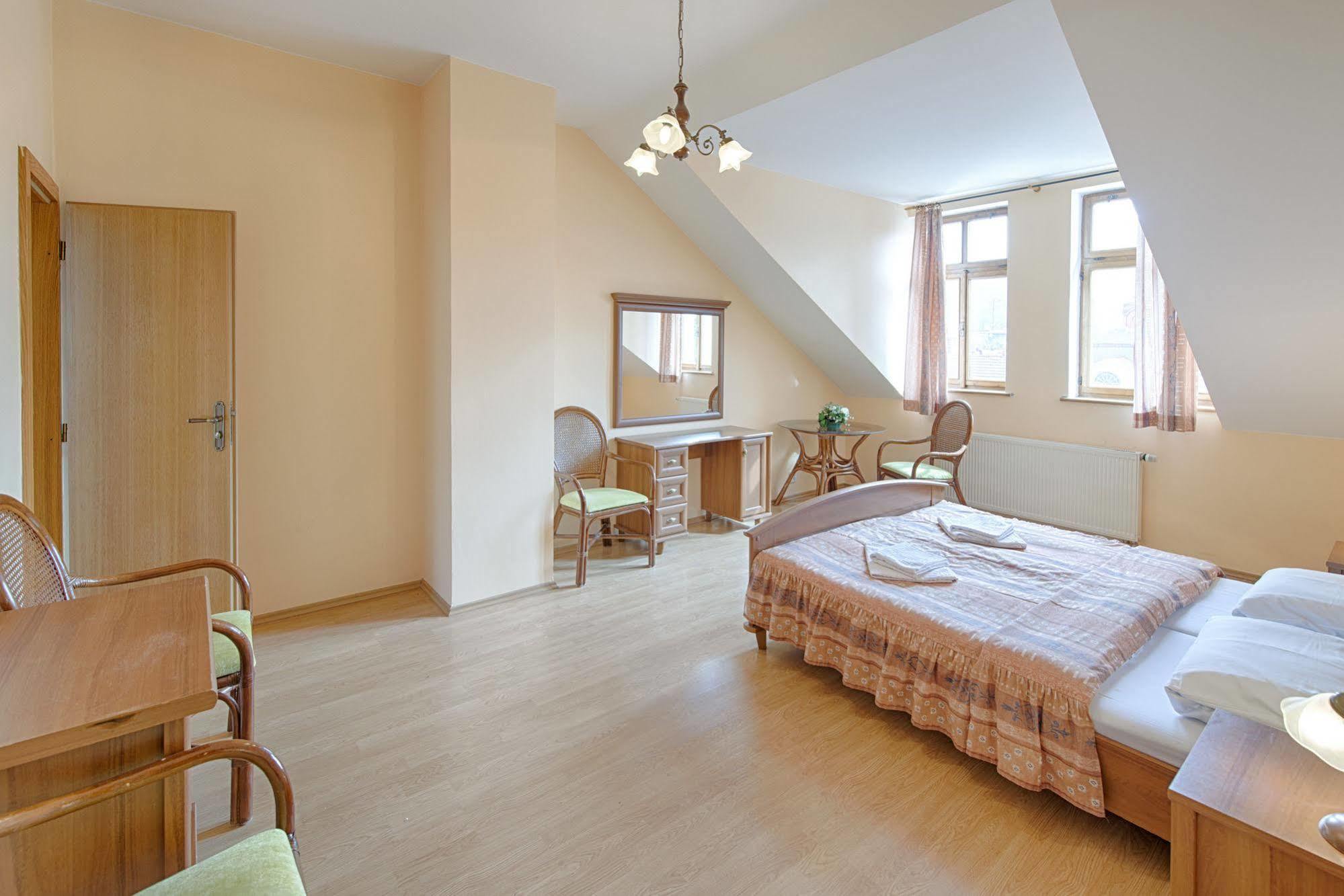 Hotel Derby การ์โลวีวารี ภายนอก รูปภาพ