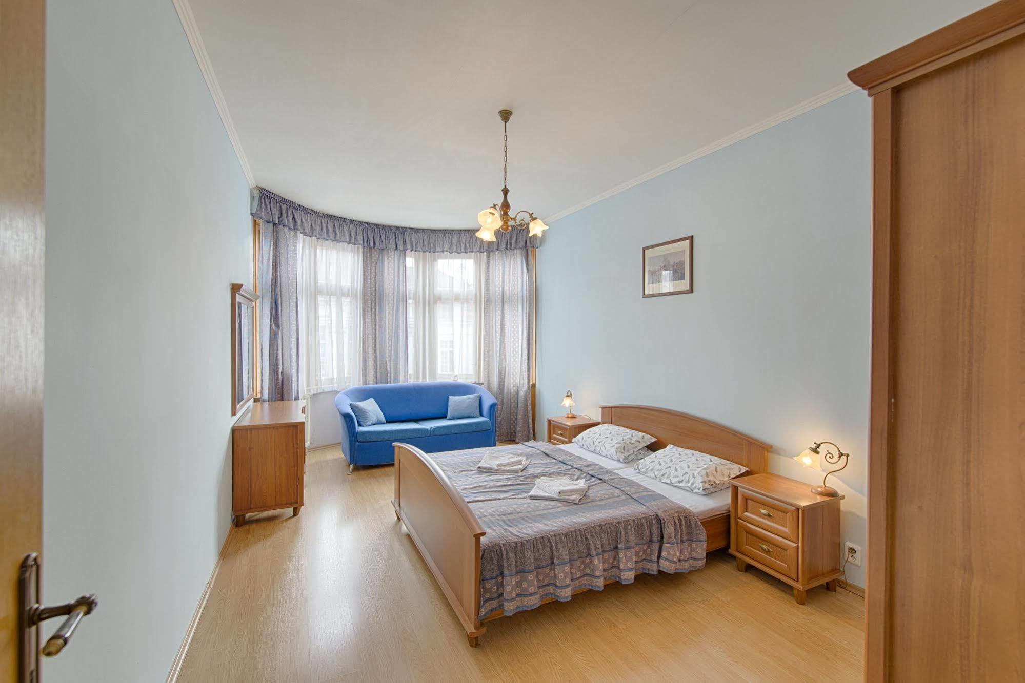 Hotel Derby การ์โลวีวารี ภายนอก รูปภาพ