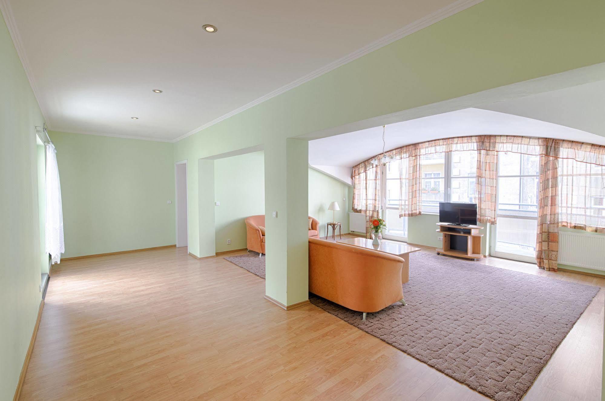 Hotel Derby การ์โลวีวารี ภายนอก รูปภาพ