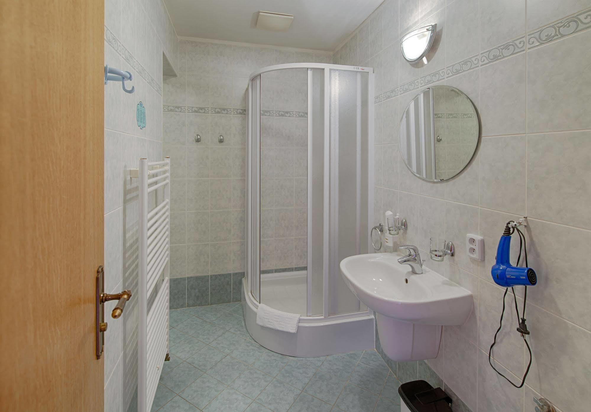 Hotel Derby การ์โลวีวารี ภายนอก รูปภาพ