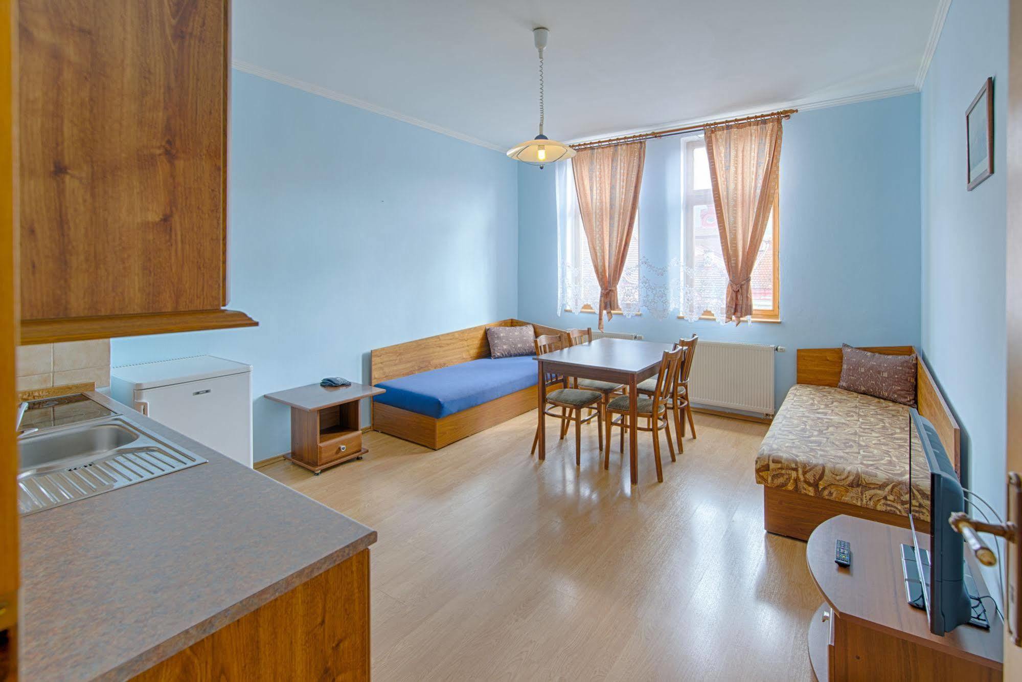 Hotel Derby การ์โลวีวารี ภายนอก รูปภาพ