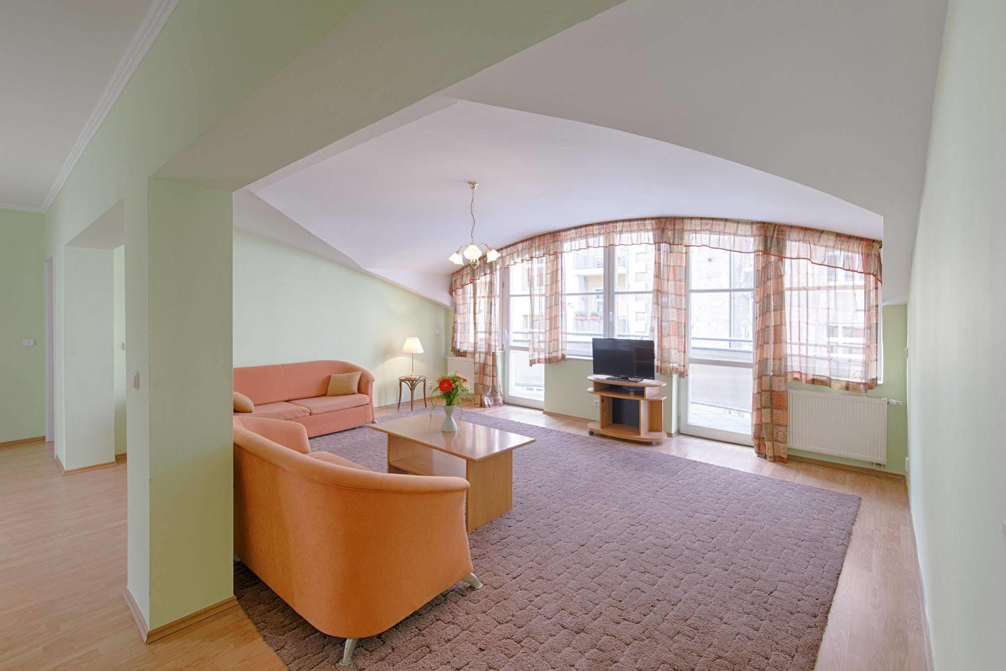 Hotel Derby การ์โลวีวารี ภายนอก รูปภาพ