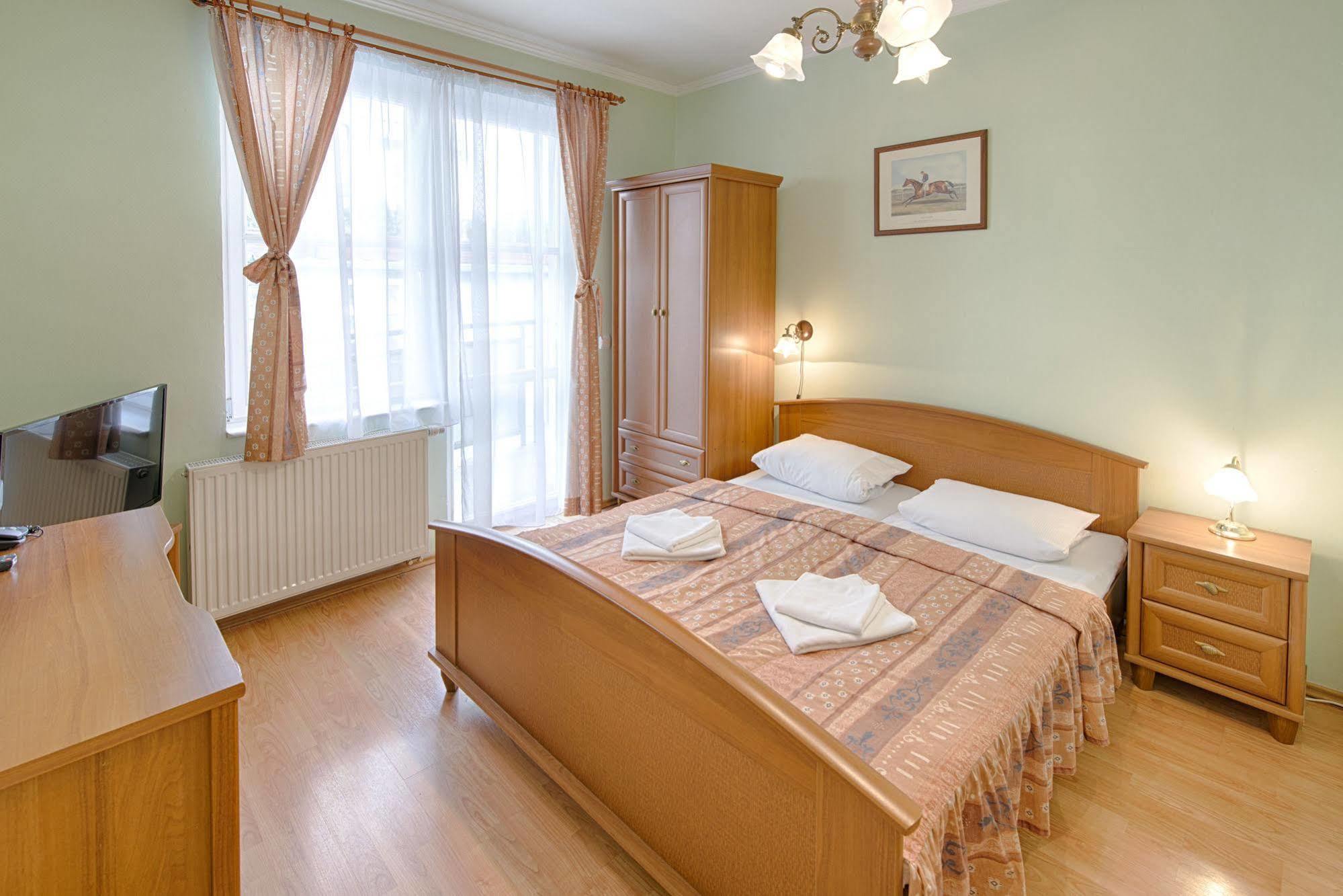 Hotel Derby การ์โลวีวารี ภายนอก รูปภาพ
