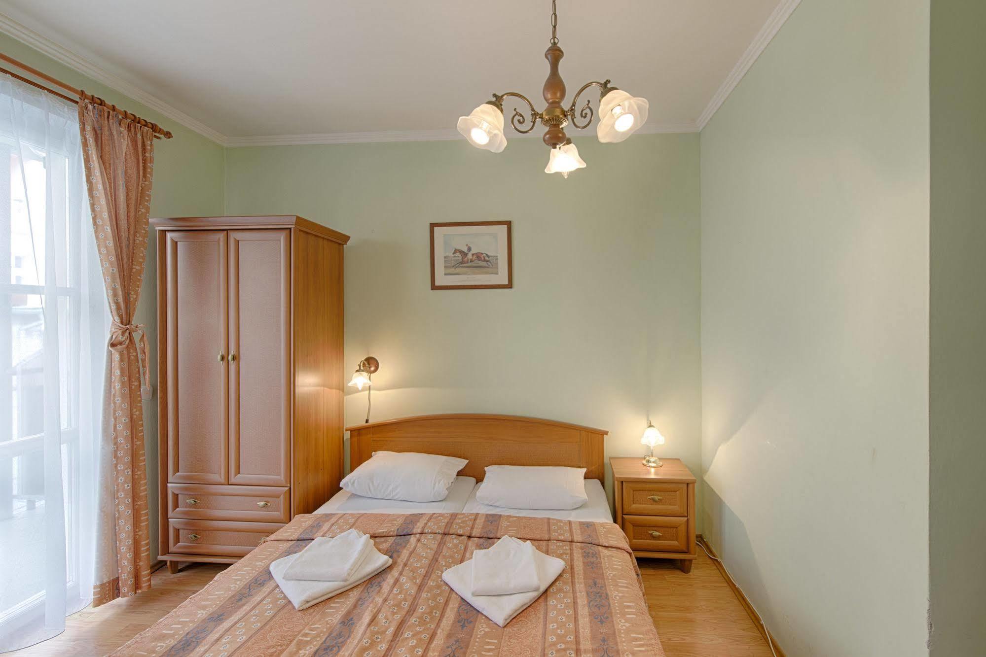 Hotel Derby การ์โลวีวารี ภายนอก รูปภาพ