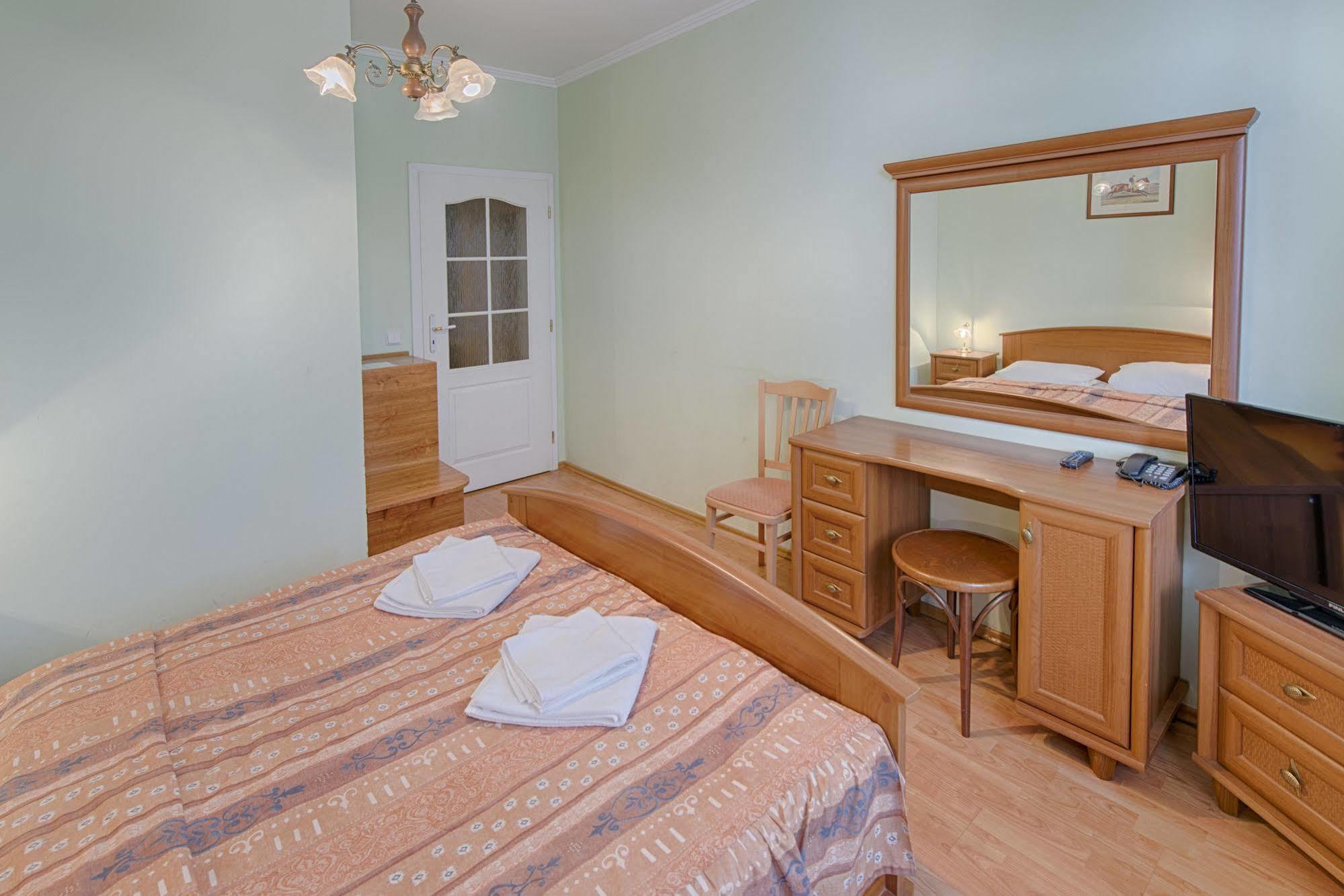 Hotel Derby การ์โลวีวารี ภายนอก รูปภาพ